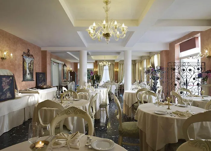 Viktoria Palace Hotell 4*